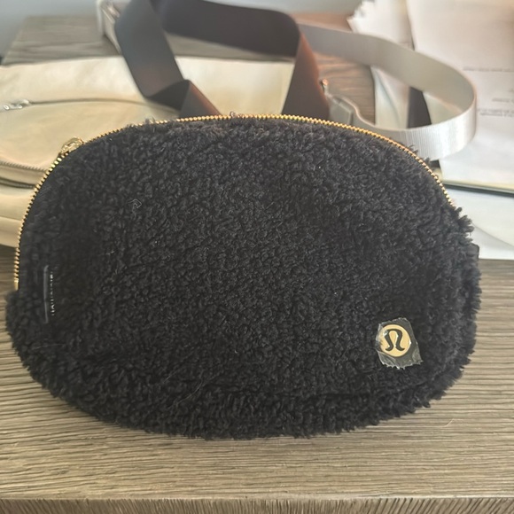 lululemon athletica Handbags - NWOT lululemon everywhere fleeced belt bag.